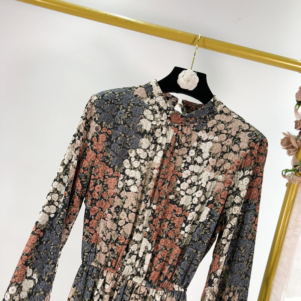 Elegáns női ruha szabású modell elasztikus derékkal, virágmintával