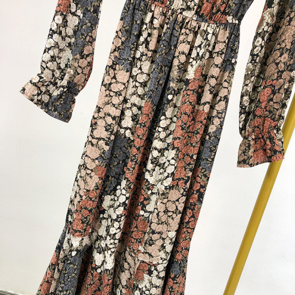 Elegáns női ruha szabású modell elasztikus derékkal, virágmintával