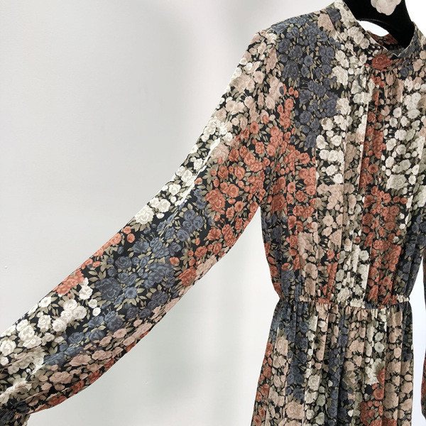 Elegáns női ruha szabású modell elasztikus derékkal, virágmintával