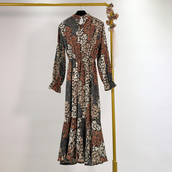 Elegáns női ruha szabású modell elasztikus derékkal, virágmintával