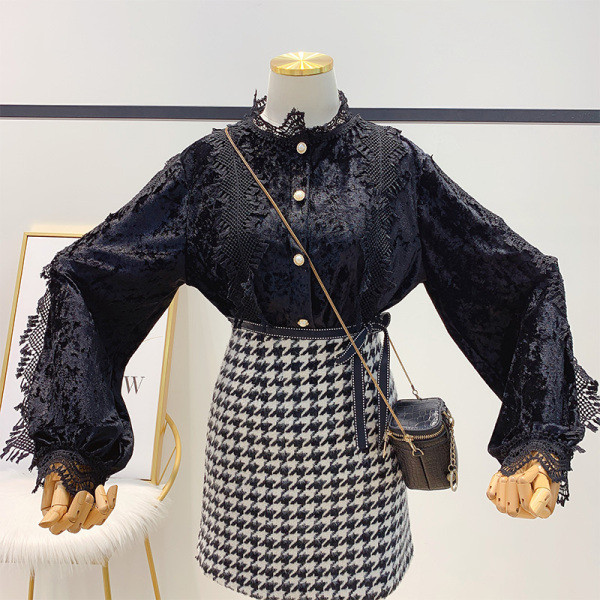 Stílusos női bársony és csipke ing fekete, fehér és bézs gombokkal