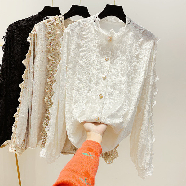 Stílusos női bársony és csipke ing fekete, fehér és bézs gombokkal