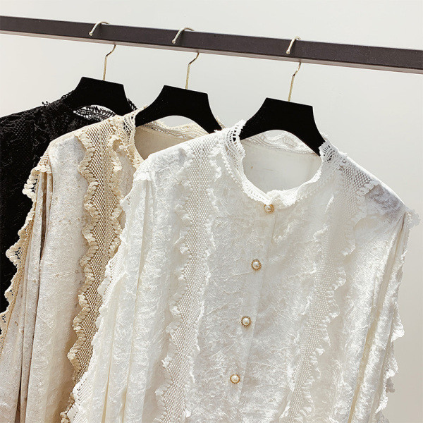 Stílusos női bársony és csipke ing fekete, fehér és bézs gombokkal