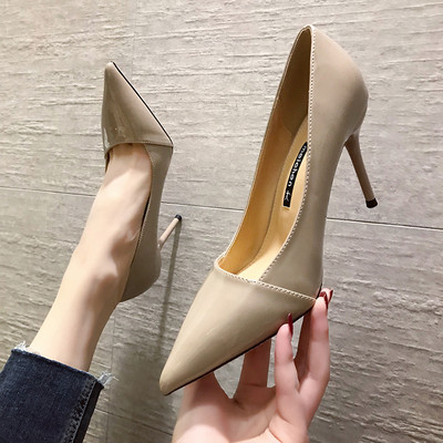 Stílusos női cipő hegyes modell vékony sarokkal bézs, piros és szürke színben