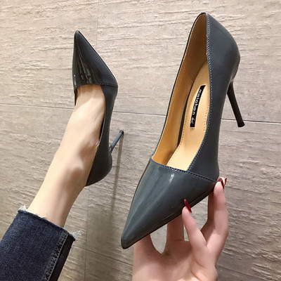 Stílusos női cipő hegyes modell vékony sarokkal bézs, piros és szürke színben