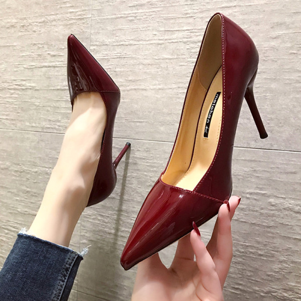 Stílusos női cipő hegyes modell vékony sarokkal bézs, piros és szürke színben