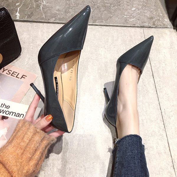 Stílusos női cipő hegyes modell vékony sarokkal bézs, piros és szürke színben