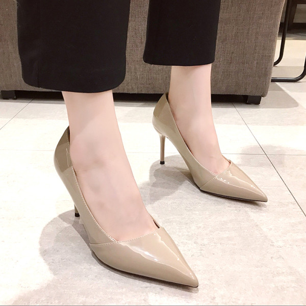 Stílusos női cipő hegyes modell vékony sarokkal bézs, piros és szürke színben