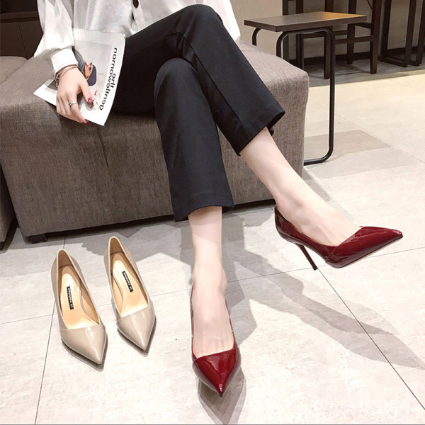 Stílusos női cipő hegyes modell vékony sarokkal bézs, piros és szürke színben