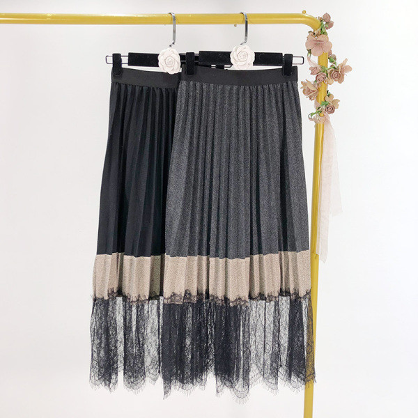 Női hajtogatott szoknya gumírozott derékkal és csipkével szürke és fekete színben