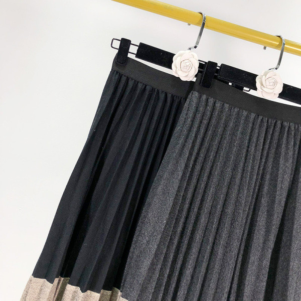 Női hajtogatott szoknya gumírozott derékkal és csipkével szürke és fekete színben