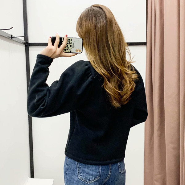 Fekete színű női alkalmi blúz puffos ujjakkal és fürtökkel