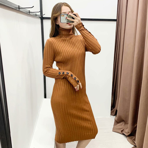 Női testhezálló ruha pólógallérral és gombokkal fekete és barna színben