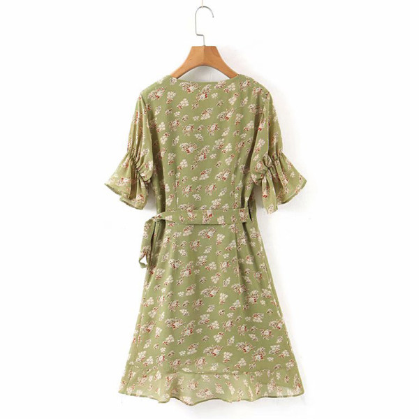 Rochie de vară de damă cu decolteu în V adânc și bucle în verde