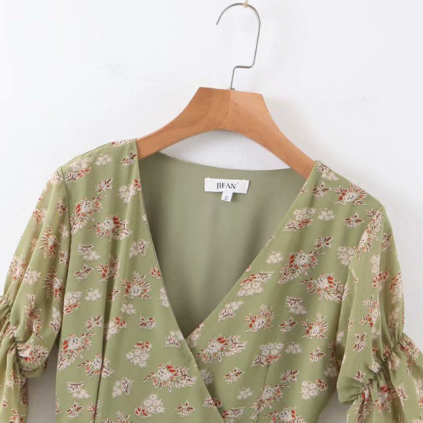 Rochie de vară de damă cu decolteu în V adânc și bucle în verde