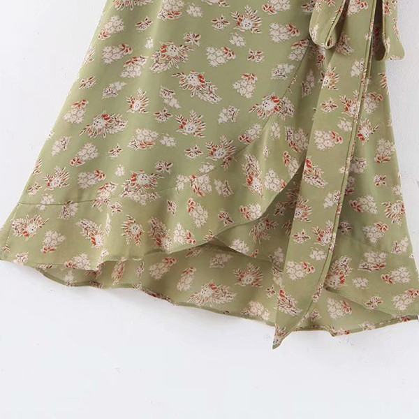 Rochie de vară de damă cu decolteu în V adânc și bucle în verde