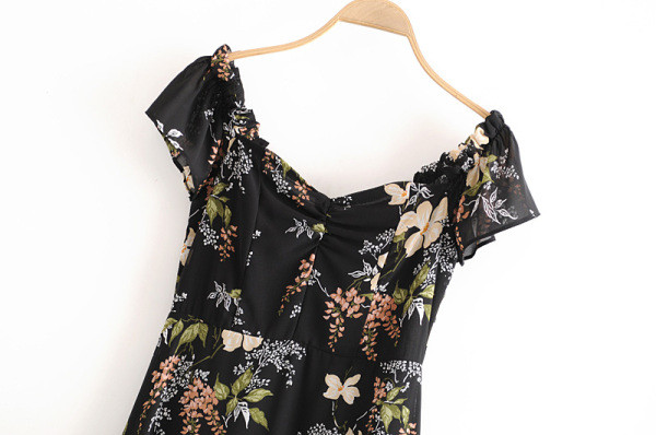 Női nyári ruha szabású modell fürtökkel, fekete és virágmintával