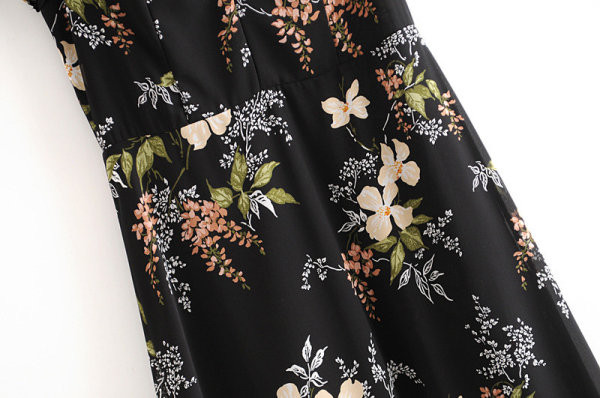 Női nyári ruha szabású modell fürtökkel, fekete és virágmintával