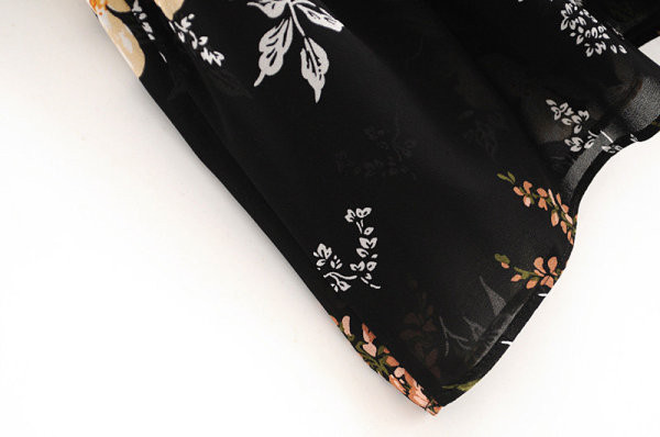 Női nyári ruha szabású modell fürtökkel, fekete és virágmintával