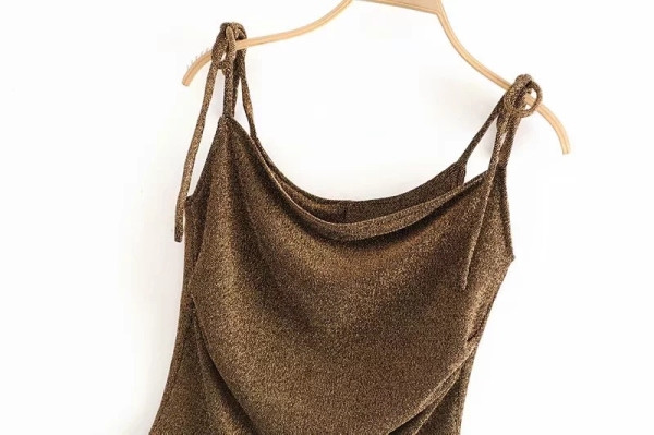 Elegáns rövid felső, vékony barna és fekete pántokkal, fényes hatással