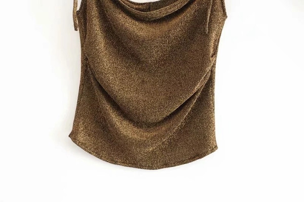 Elegáns rövid felső, vékony barna és fekete pántokkal, fényes hatással