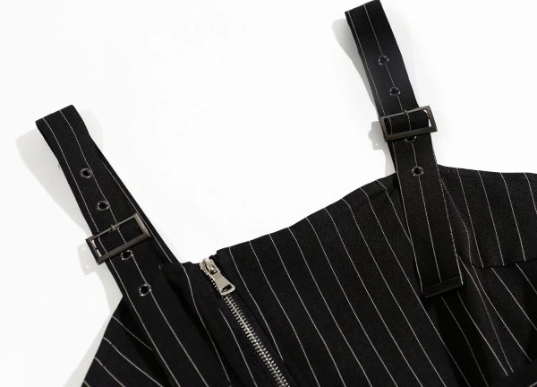 Μοντέρνο ριγέ γυναικείο φόρεμα με φερμουάρ σε μαύρο χρώμα και ζώνη