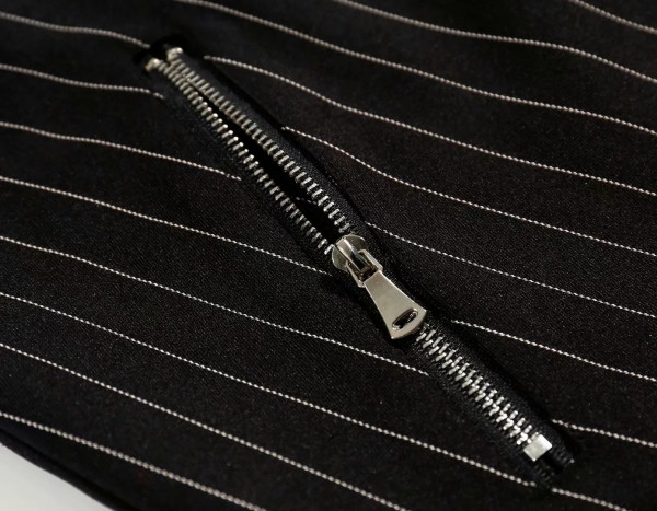 Μοντέρνο ριγέ γυναικείο φόρεμα με φερμουάρ σε μαύρο χρώμα και ζώνη