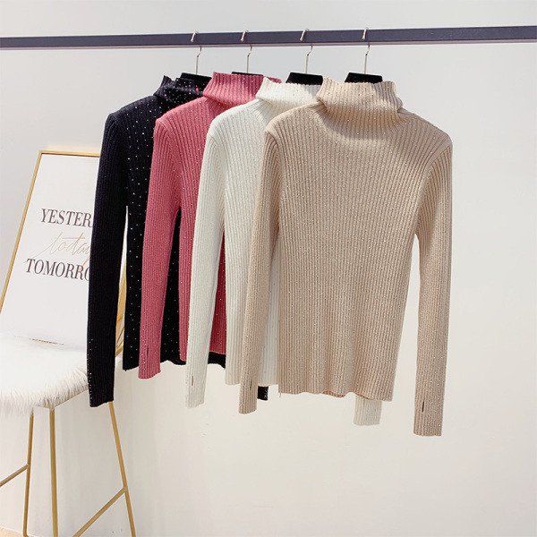 Modern női pulóver magas gallérral és kövekkel fekete, barna, rózsaszín és bézs színben