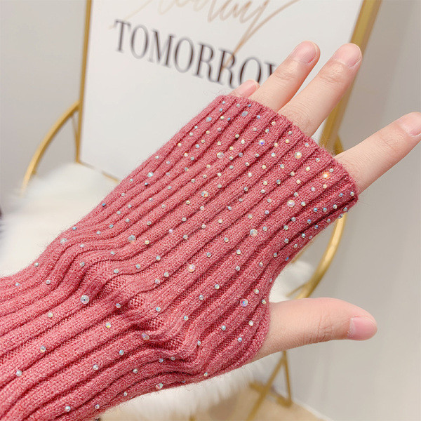 Modern női pulóver magas gallérral és kövekkel fekete, barna, rózsaszín és bézs színben