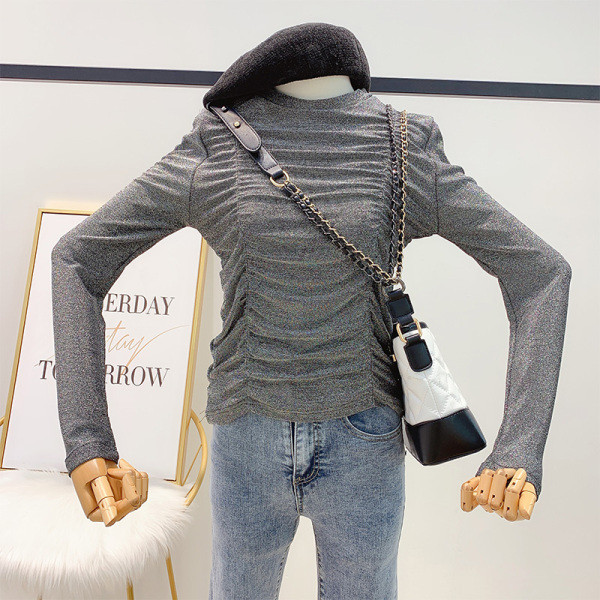 Γυναικεία μπλούζα με γυαλιστερό εφέ και οβάλ λαιμόκοψη σε μαύρο και γκρι χρώμα