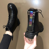 Női bőrcsizma cipzárral és lapos talppal, fekete-fehér színben