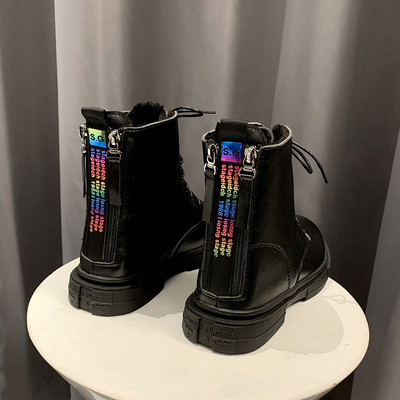 Női bőrcsizma cipzárral és lapos talppal, fekete-fehér színben