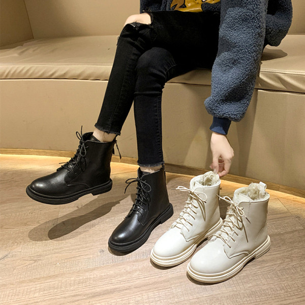 Női bőrcsizma cipzárral és lapos talppal, fekete-fehér színben