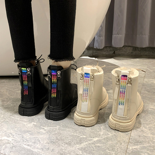 Női bőrcsizma cipzárral és lapos talppal, fekete-fehér színben