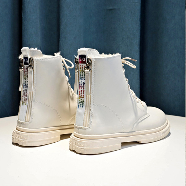 Női bőrcsizma cipzárral és lapos talppal, fekete-fehér színben