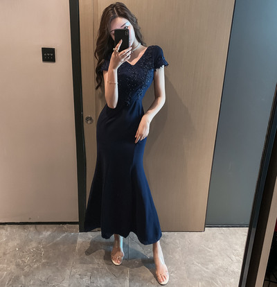 Μοντέρνο γυναικείο φόρεμα με λαιμόκοψη, πούλιες και κεντήματα με κόκκινο, μαύρο και μπλε χρώμα