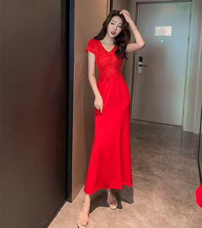 Μοντέρνο γυναικείο φόρεμα με λαιμόκοψη, πούλιες και κεντήματα με κόκκινο, μαύρο και μπλε χρώμα