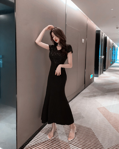 Μοντέρνο γυναικείο φόρεμα με λαιμόκοψη, πούλιες και κεντήματα με κόκκινο, μαύρο και μπλε χρώμα