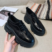 Öko bőrből készült magas talpú női szabadidő cipő fekete színben