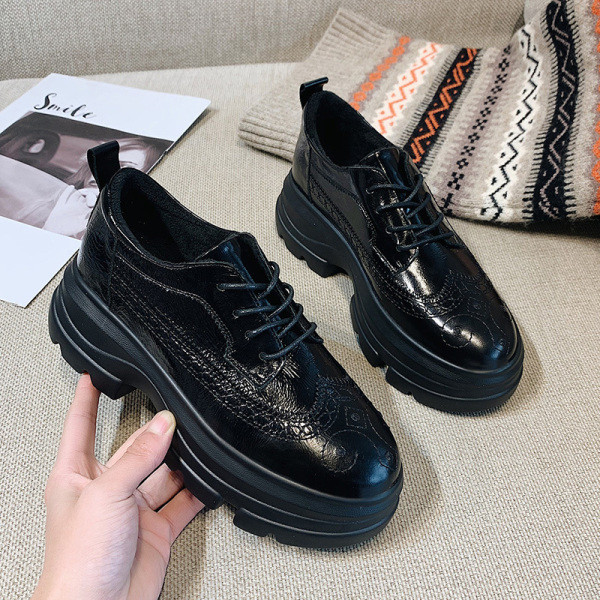 Öko bőrből készült magas talpú női szabadidő cipő fekete színben