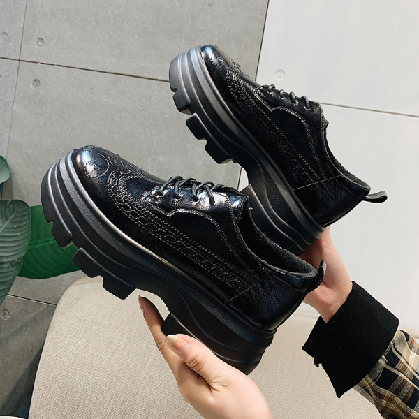 Öko bőrből készült magas talpú női szabadidő cipő fekete színben