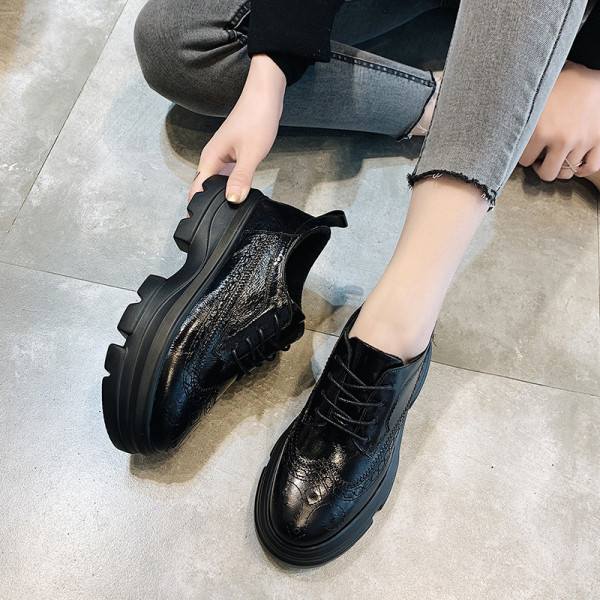 Öko bőrből készült magas talpú női szabadidő cipő fekete színben