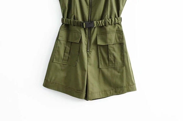 Κοντή γυναικεία ολόσωμη φόρμα με φερμουάρ και λωρίδες σε πράσινο χρώμα