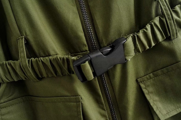 Κοντή γυναικεία ολόσωμη φόρμα με φερμουάρ και λωρίδες σε πράσινο χρώμα