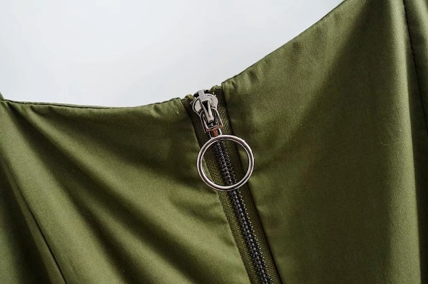 Κοντή γυναικεία ολόσωμη φόρμα με φερμουάρ και λωρίδες σε πράσινο χρώμα