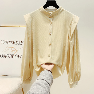 Modern női ing fényes hatású gombokkal és széles ujjú bézs és fekete színben