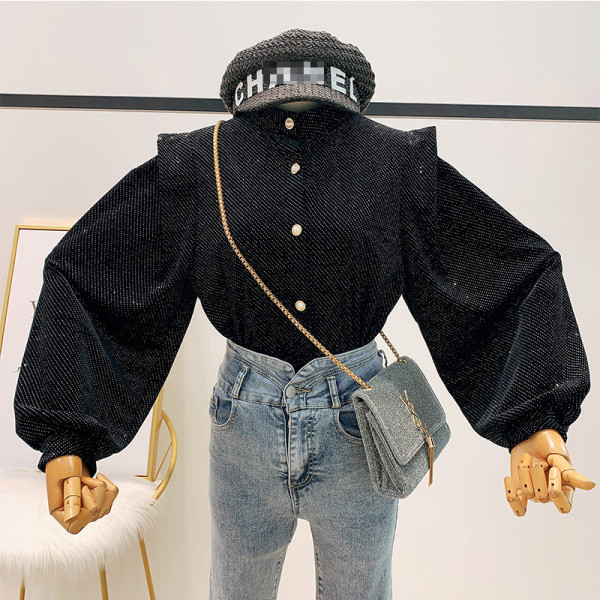 Modern női ing fényes hatású gombokkal és széles ujjú bézs és fekete színben