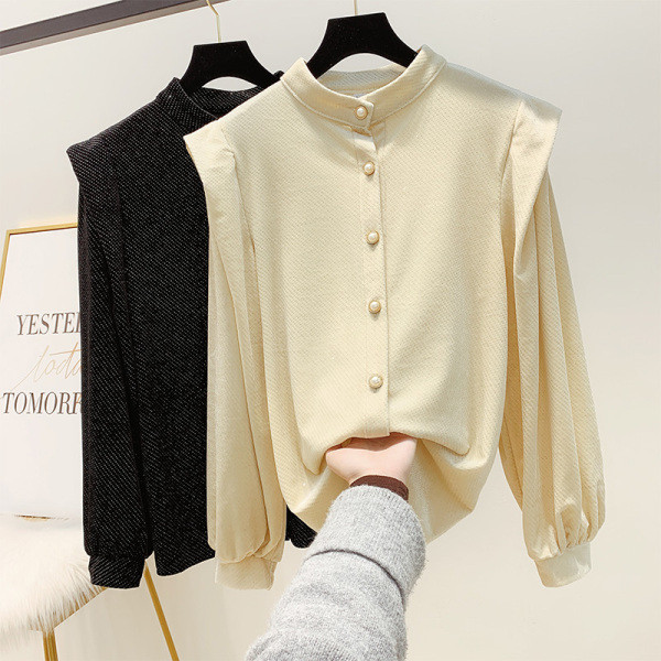 Modern női ing fényes hatású gombokkal és széles ujjú bézs és fekete színben