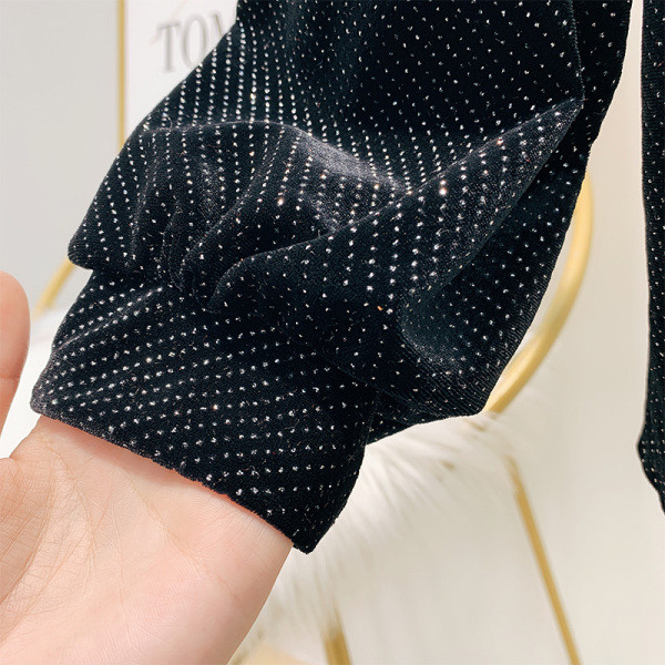 Modern női ing fényes hatású gombokkal és széles ujjú bézs és fekete színben