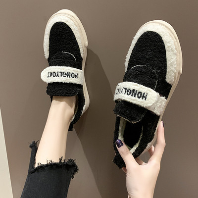 Γυναικεία καθημερινά παπούτσια με μαλακό κάλυμμα σε μαύρο και άσπρο χρώμα